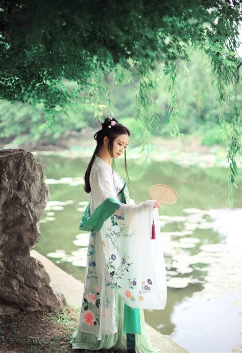 Changan Moon Traditional Chinese Fashion Hanfu Clothes Photo