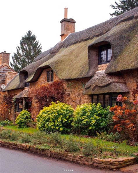 Solve Heavy Thatched Roof Village Of Broad Campden UK Jigsaw Puzzle