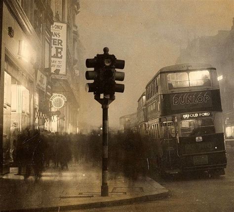 38 Fantastic Photos Capture Street Scenes Of London During The 1930s