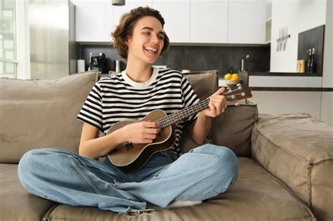 Jovem Alegre Ukulele Tocando Um Instrumento Musical Segurando Uma