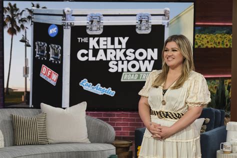 Kelly Clarkson reveals the reason she's moving her talk show to NYC