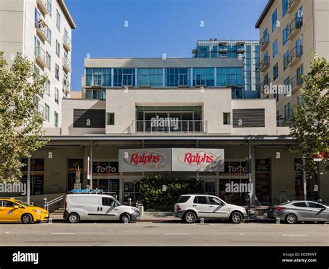 Supermarket exterior building hi-res stock photography and images - Alamy