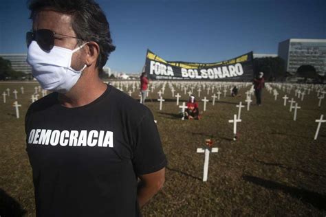 Manifestantes FINCAM CRUZES Em Frente Ao Congresso E Criticam Governo