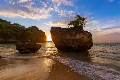 padang padang beach explore balis popular seashore surfing spot