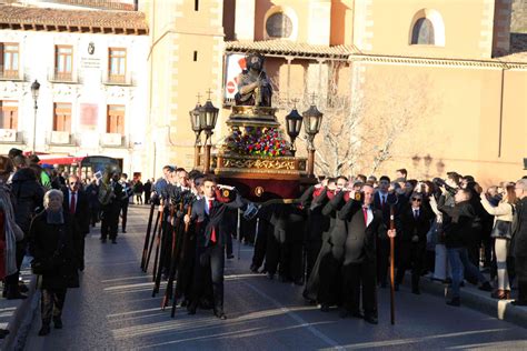 Un radiante sábado cuaresmal acompaña al Ecce Homo en el traslado a la