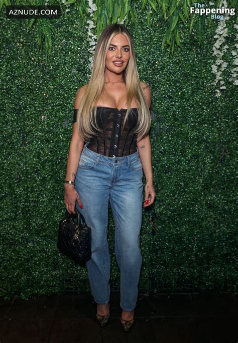 Megan Barton Hanson Sexy Shows Off Her Hot Cleavage At London S Kabaret Expose Show In London