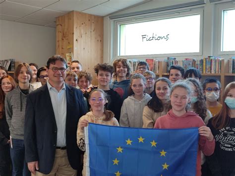 Philippe Gosselin député rencontre la classe presse Collège Raymond