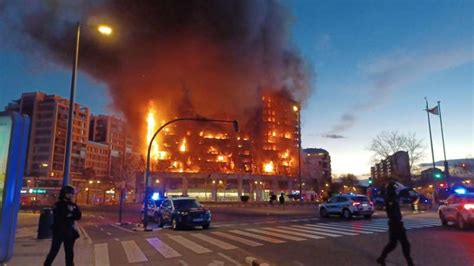 La Fachada Del Edificio Incendiado De Campanar Era Totalmente Inflamable