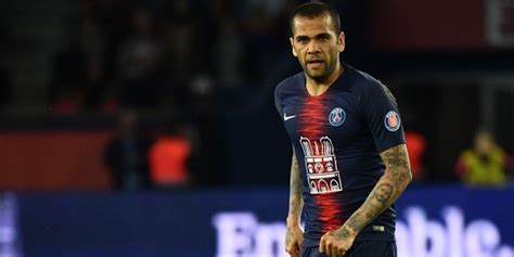 Eski futbolcu Dani Alves e cinsel saldırı suçundan 4 5 yıl hapis cezası