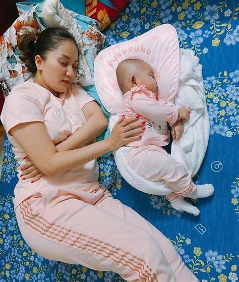 Bị chồng kém tuổi chụp lén cảnh chăm con xuề xoà Khánh Thi lột xác với bikini gợi cảm