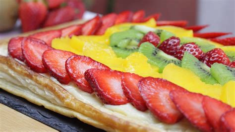 Tarta De Hojaldre Y Frutas Con Crema Pastelera