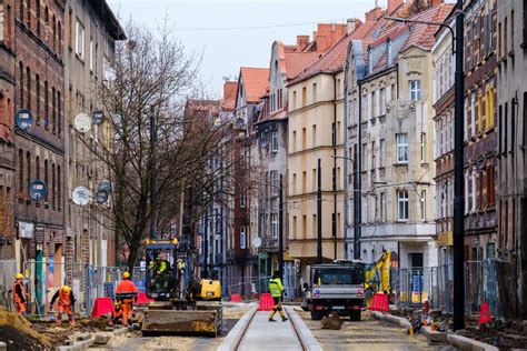 Wielka wycinka drzew w Bytomiu Ponoć drzewa na Piekarskiej są chore i