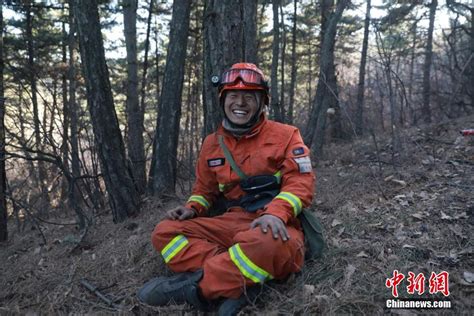 消防员彻夜扑救山西沁源山火 自带“烟熏妆”戳泪点 新闻频道 长城网