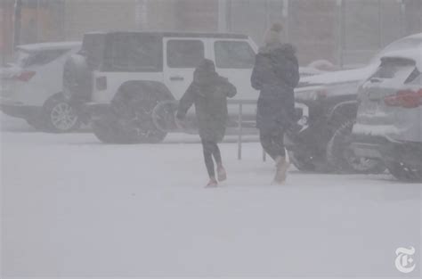 气温降至零下，纽约市或迎本季首场雪，州西北部暴风雪持续，交通瘫痪学校关闭