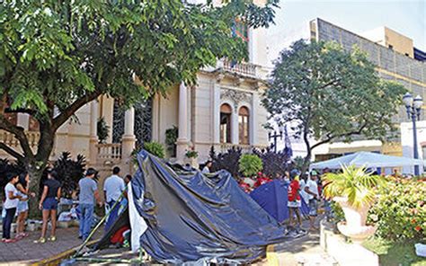 Sem teto acampam em frente à Prefeitura Colunista A Semana Blog