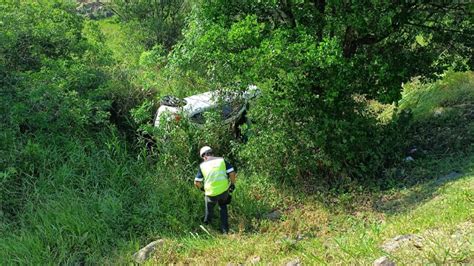 Mulher é Levada A Hospital Após Veículo Ficar Destruído Em Capotamento