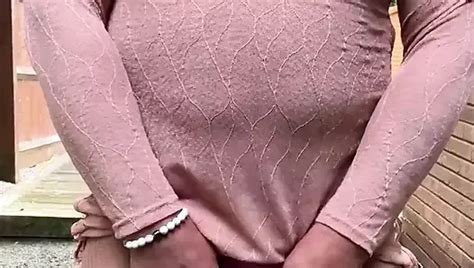 Travestito amatoriale Kellycd2022 milf sexy fa pipì nelle mie mutandine in tuta nera a rete