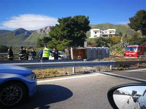 Incidente Sulla Palermo Catania Coinvolti Due Auto E Un Camion Un