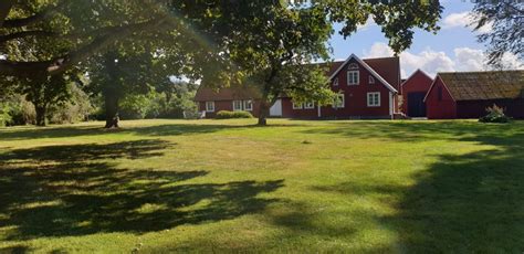 Hallandslänga med stor trädgård Stuga uthyres i Gullbrandstorp Halland