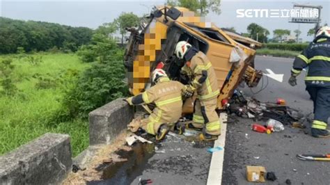 新／國道拖吊車自撞翻車 駕駛送醫搶命亡 鏡週刊 Mirror Media