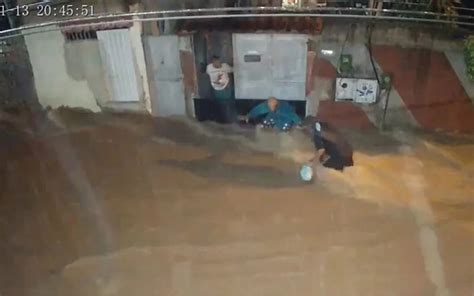 Chuvas no Rio vídeo mostra homem sendo arrastado pela correnteza