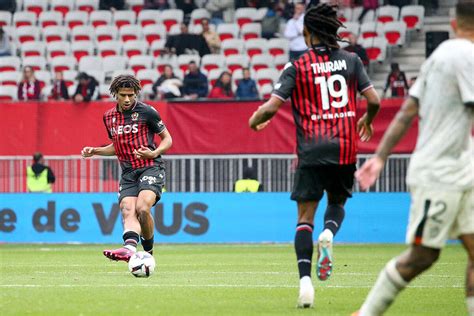 Football Ligue 1 L1 Nice Sauve Les Meubles Contre Lorient Foot 01