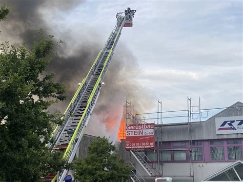 Hilden Großbrand in Hilden Schreinerei in Flammen Fotos