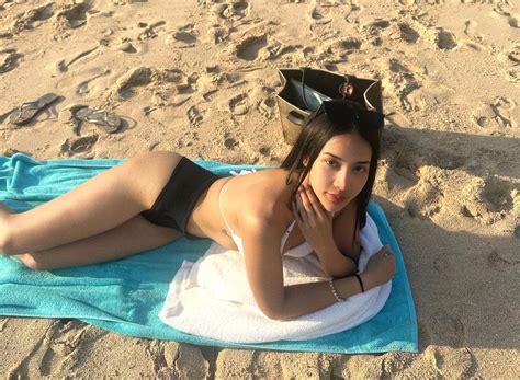 Anya Geraldine Selfie Rebahan Pakai Bikini Damage Nya Emang Gak Ada