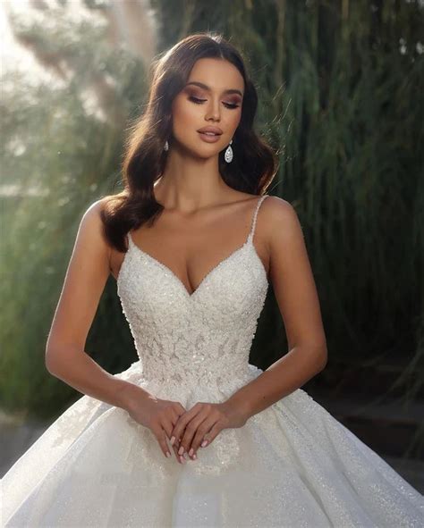 Runhufu Shoulder Sleeveless Exquisite Appliques A Line Fluffy Mopping Wedding Dresses 2024