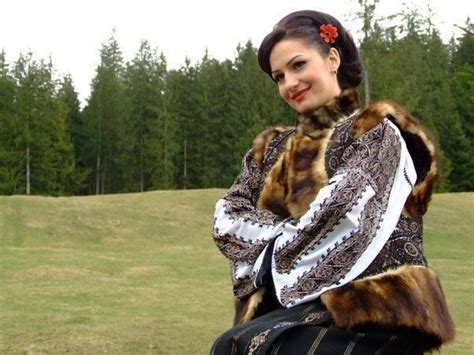 Port Popular Din Bucovina Purtat Cu Mandrie De Cantareata De Muzica