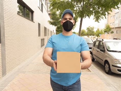 Homem Caucasiano De Uniforme Do Carteiro Ou Do Mensageiro De Entrega