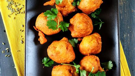 Gobi Pakora Recipe (Crispy Cauliflower Pakoda)