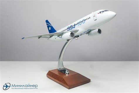 Модель самолета Арсенал RA1000039 Сухой Суперджет-100 1:100