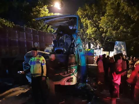 Laka Bus Peziarah Vs Truk Tronton Di Gresik Tewaskan Lima Orang