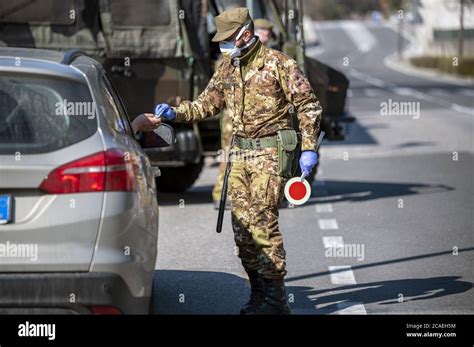 Los Soldados Militares Controlan En La Calle Patrulla De Seguridad Con