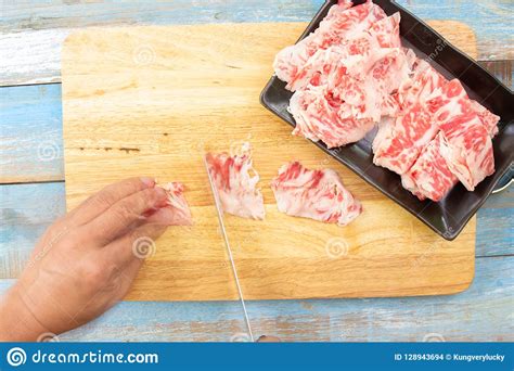 Cozinheiro Chefe Que Corta A Carne Do Wagyu Para Cozinhar Foto De Stock