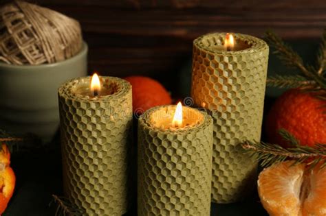 Belas Velas Queimadas De Cera De Abelhas Borrifam Galhos E Tangerinas