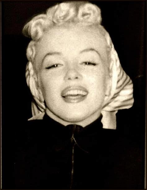 Wearing A Head Scarf Marilyn Monroe Actrice Célébrités