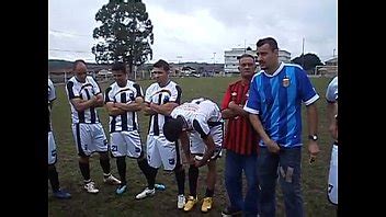 Rueda De Jugadores Que Recogen El Palo Durante El Entrenamiento XVIDEOS