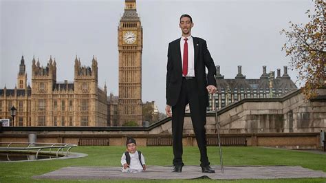 World S Tallest Man Feared He Would Trample On World S Shortest During