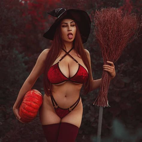 Louisa Khovanski Luciendo Deliciosas Curvas En Halloween Chica