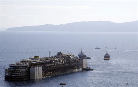 G1 Navio Costa Concordia parte da ilha de Giglio em direção a Gênova