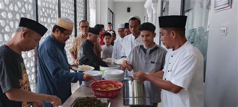 Tradisi Makan Bersama Di Masjid Ar Rofiah Ilyas Lassik Tetap Berlanjut