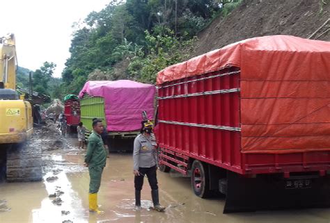 Kapolres Nova Pantau Langsung Pembersihan Jalan Pasca Banjir Di Desa