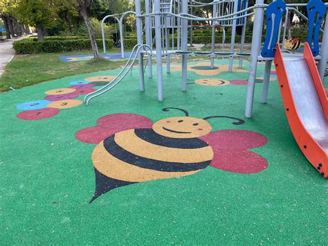 Instalado Pavimento De Caucho Continuo En La Zona De Juegos Infantiles