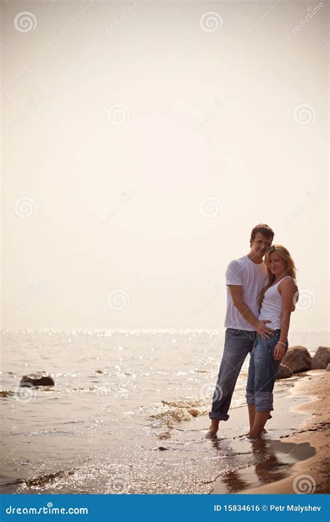 Beaux Couples Sur Un Bord De La Mer Photo Stock Image Du Vacances