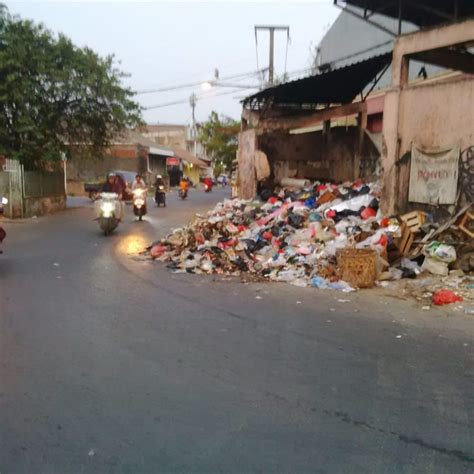 Warga Keluhkan Bau Busuk Sampah Di TPS Belakang Pasar Baru Karawang