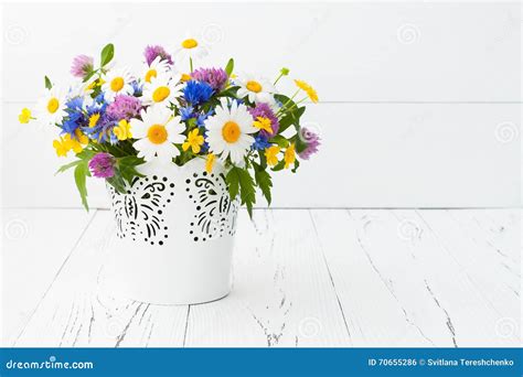 Schöner Blumenstrauß Von Hellen Wildflowers Im Korb über Alter