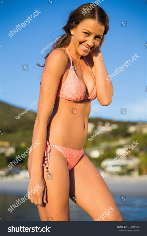 Photo De Stock Femme Sexy Posant En Bikini Rose Shutterstock