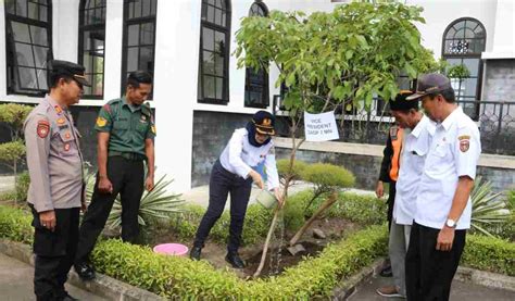 Dukung Gerakan Satu Juta Pohon Kai Daop 7 Madiun Lakukan Aksi Penghijauan